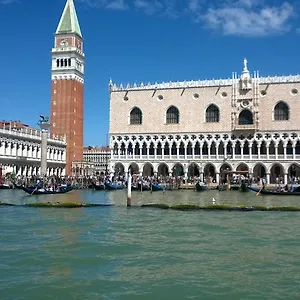 In Back To San Marco Tourist , Venecia Italia