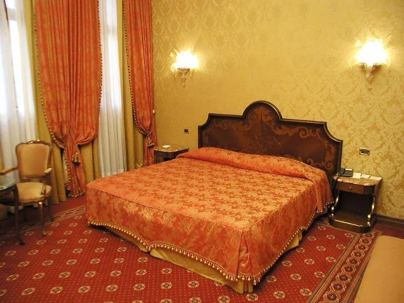 Nh Venezia Santa Lucia Otel  Venedik